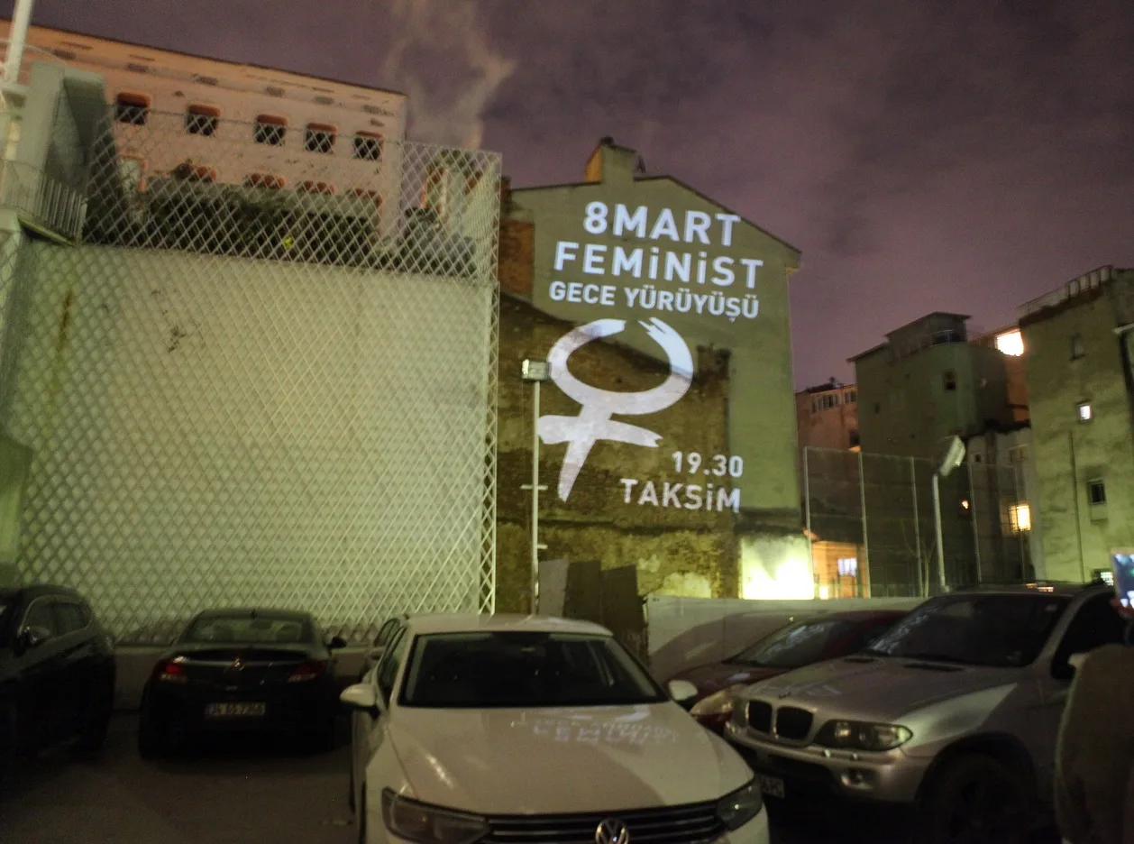 2018 Feminist Gece Yuruyusu Duvar Yansitma 4